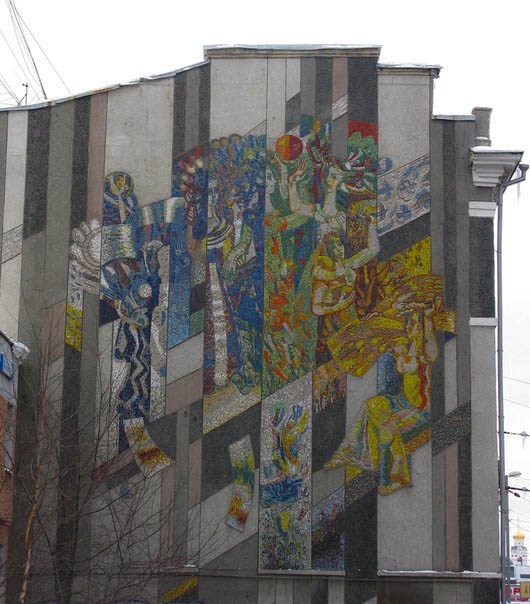 Советская мозаика и вывеска из 90-х годов