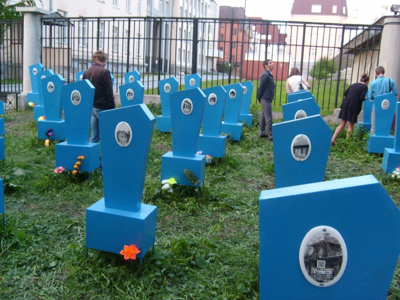 Кладбище памятников переехало в Харитоновский парк
