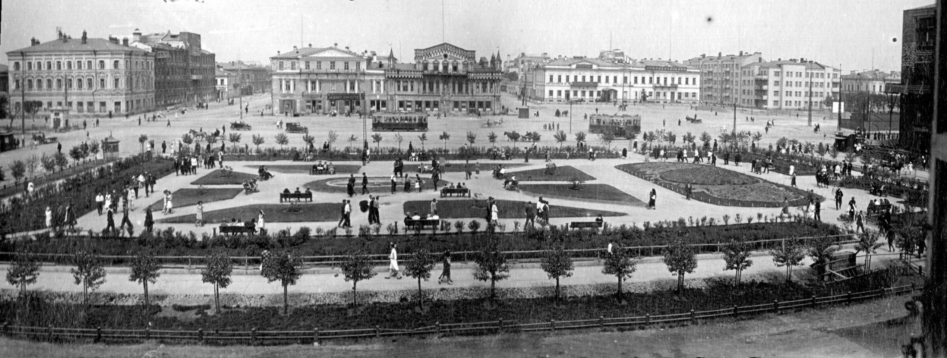 Вид от старого &ldquo;Пассажа&rdquo; на сквер. В правом верхнем углу - площадь 1905 года еще без Ленина, прямо на заднем плане - современный ТЦ &ldquo;Европа&rdquo;, дом купцов Коробковых