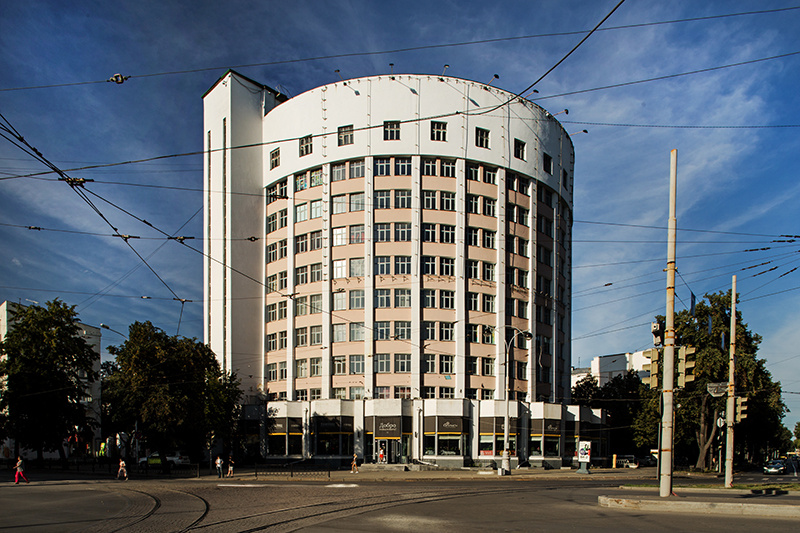 Constructivist architecture in Ekaterinburg: the Iset Hotel, that used to be a dormitory for young officers of NKVD (later known as KGB), built between 1929 and 1936 © Roberto Conte