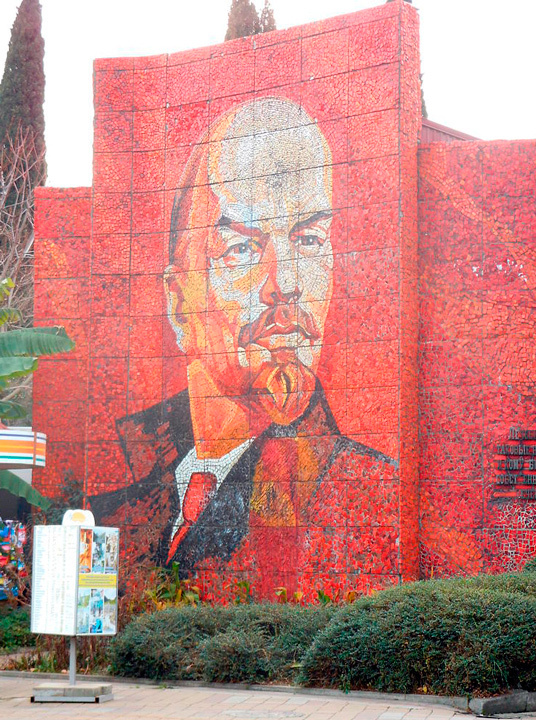 Стела с мозаичным портретом Ленина в Сочи