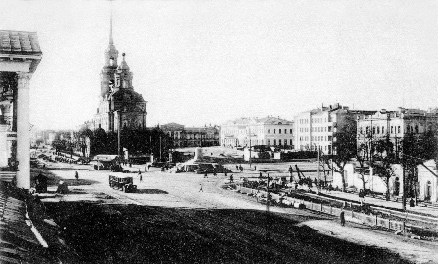 Площадь 1905 года. Богоявленский собор и постамент незадолго до сноса
