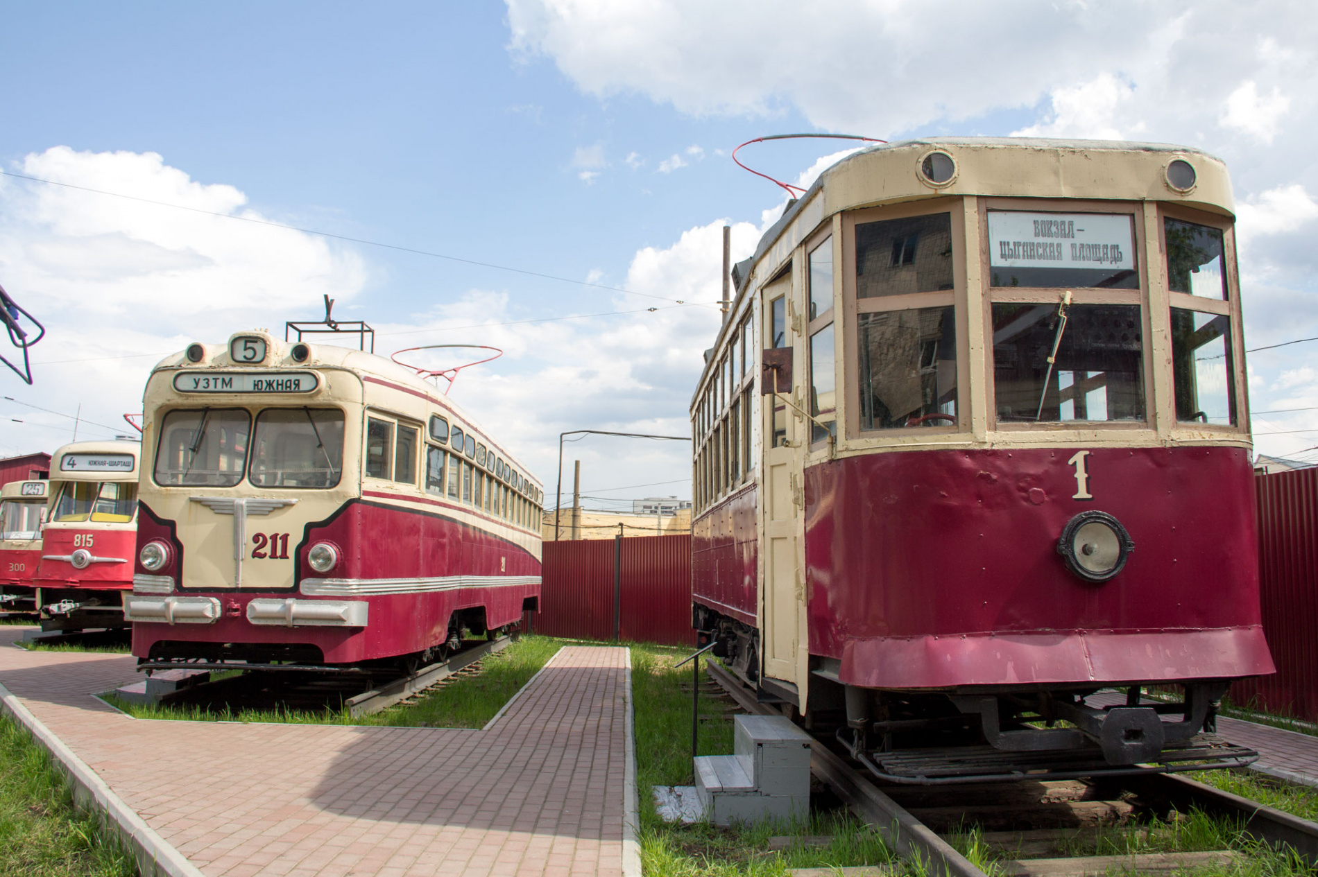 За забором Южного депо выставлены четыре старинных трамвая