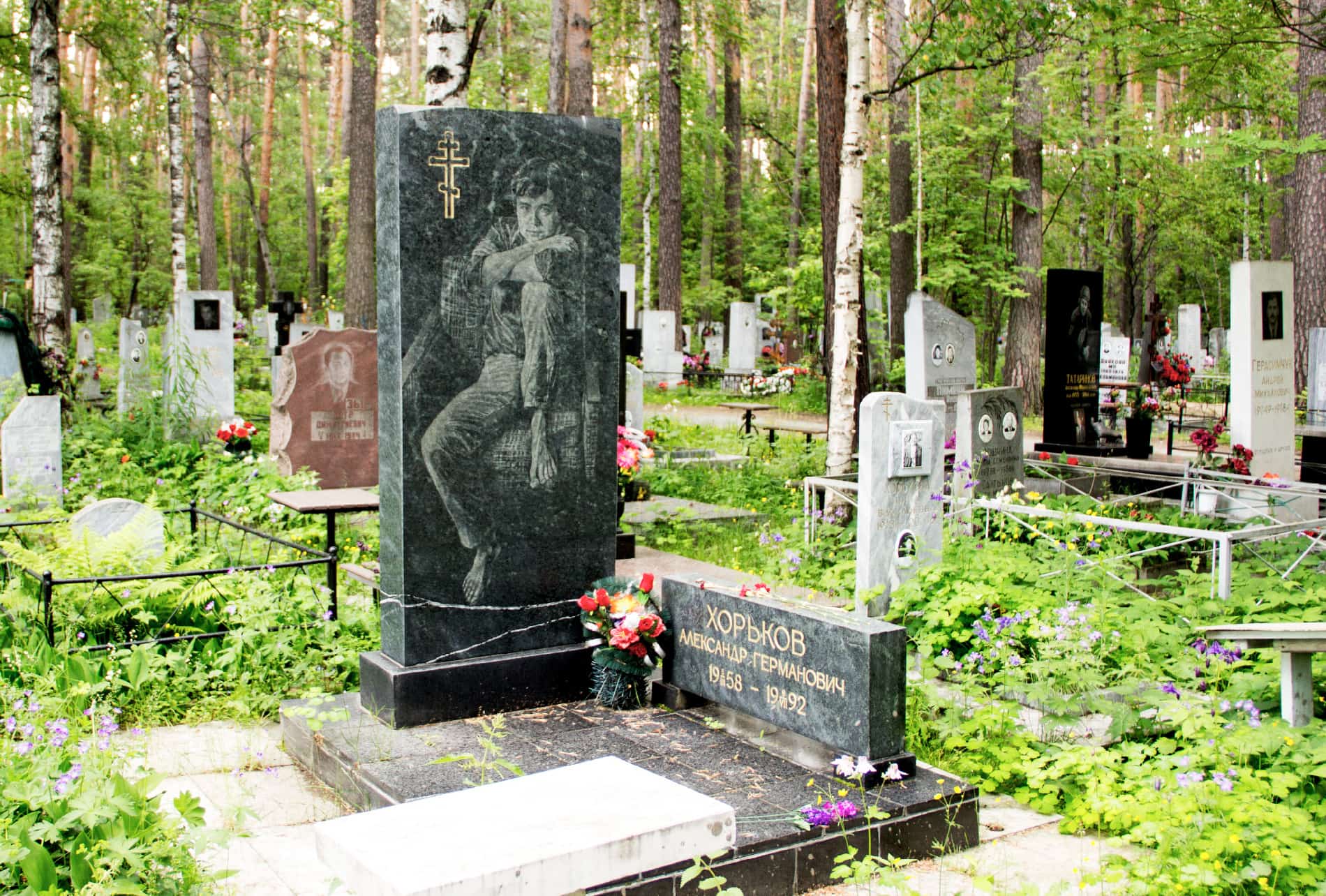 Монумент Екатерине Шараповой Широкореченское кладбище