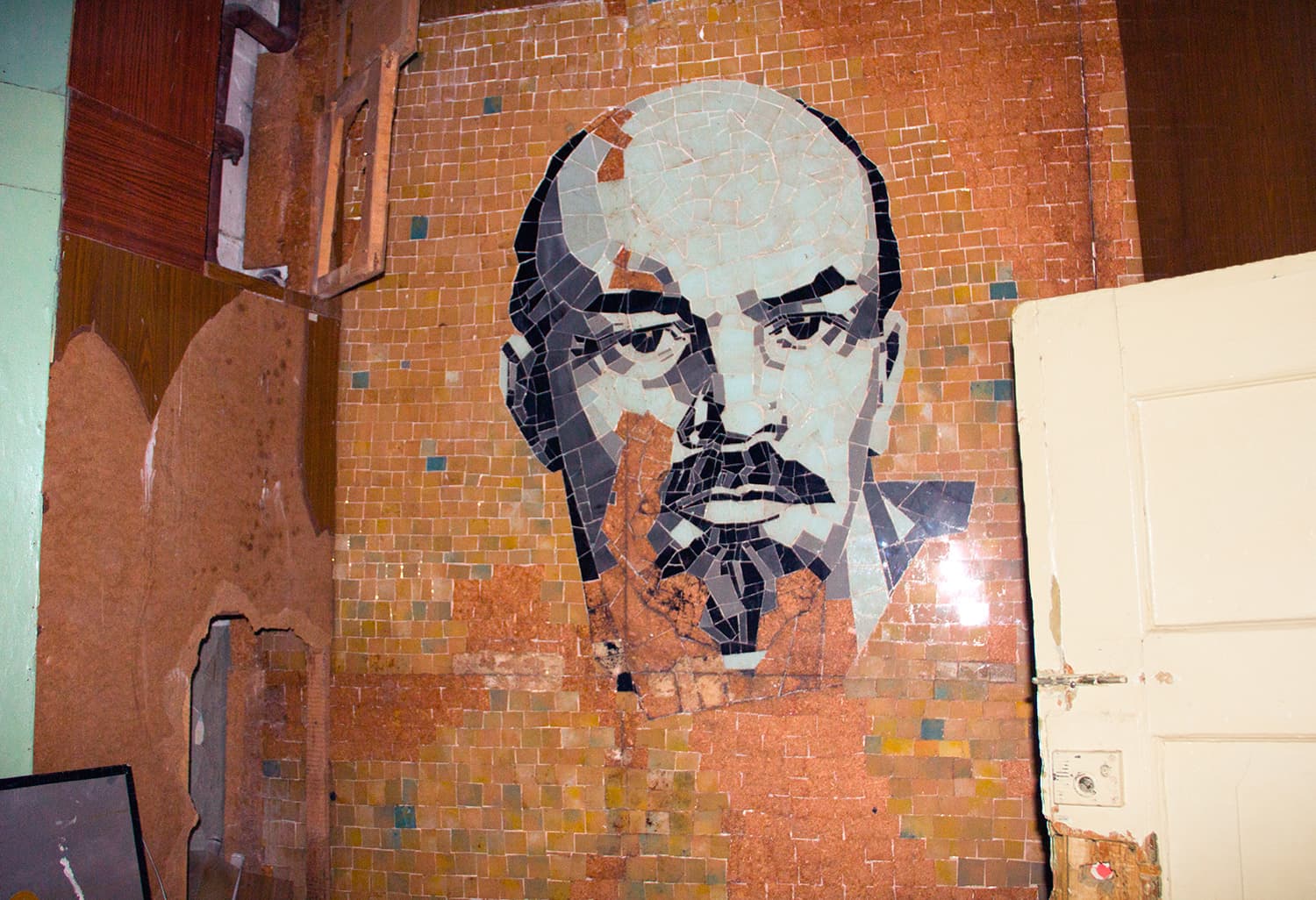 Впечатляющая мозаика с Лениным