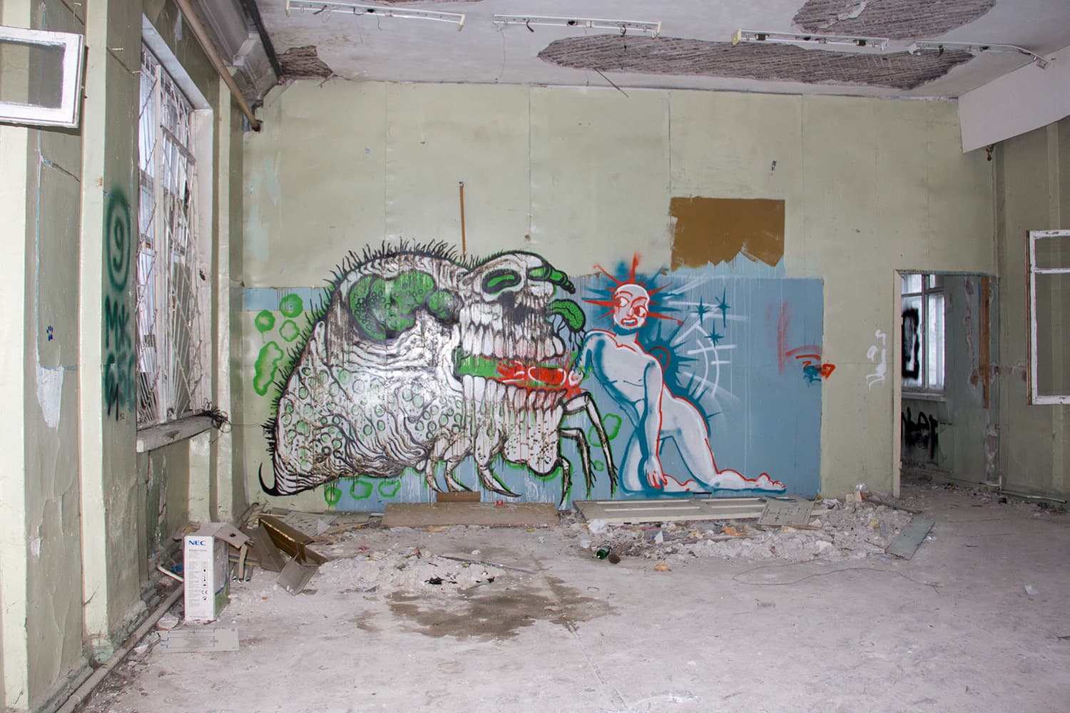 Как часто бывает в заброшенных зданиях, в укромных местах прячутся мрачноватые граффити